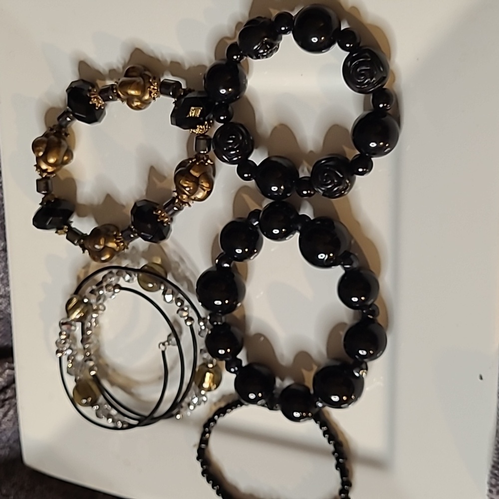 🚨2/$20🚨Vintage 5 Black stretchy Bracelets.